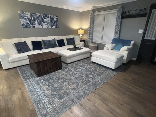 Updated home, clean, comfy, huge driveway! Just minutes from KY Lake, food & fun