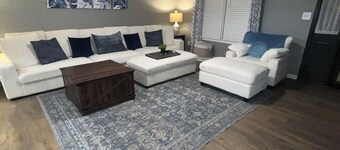 Updated home, clean, comfy, huge driveway! Just minutes from KY Lake, food & fun