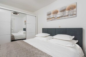 3 bedrooms, iron/ironing board, travel crib, free WiFi