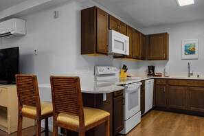 Suite, 3 habitaciones, para no fumadores | Cocina compartida | Microondas, cafetera y tetera, tostadora y utensilios de cocina 