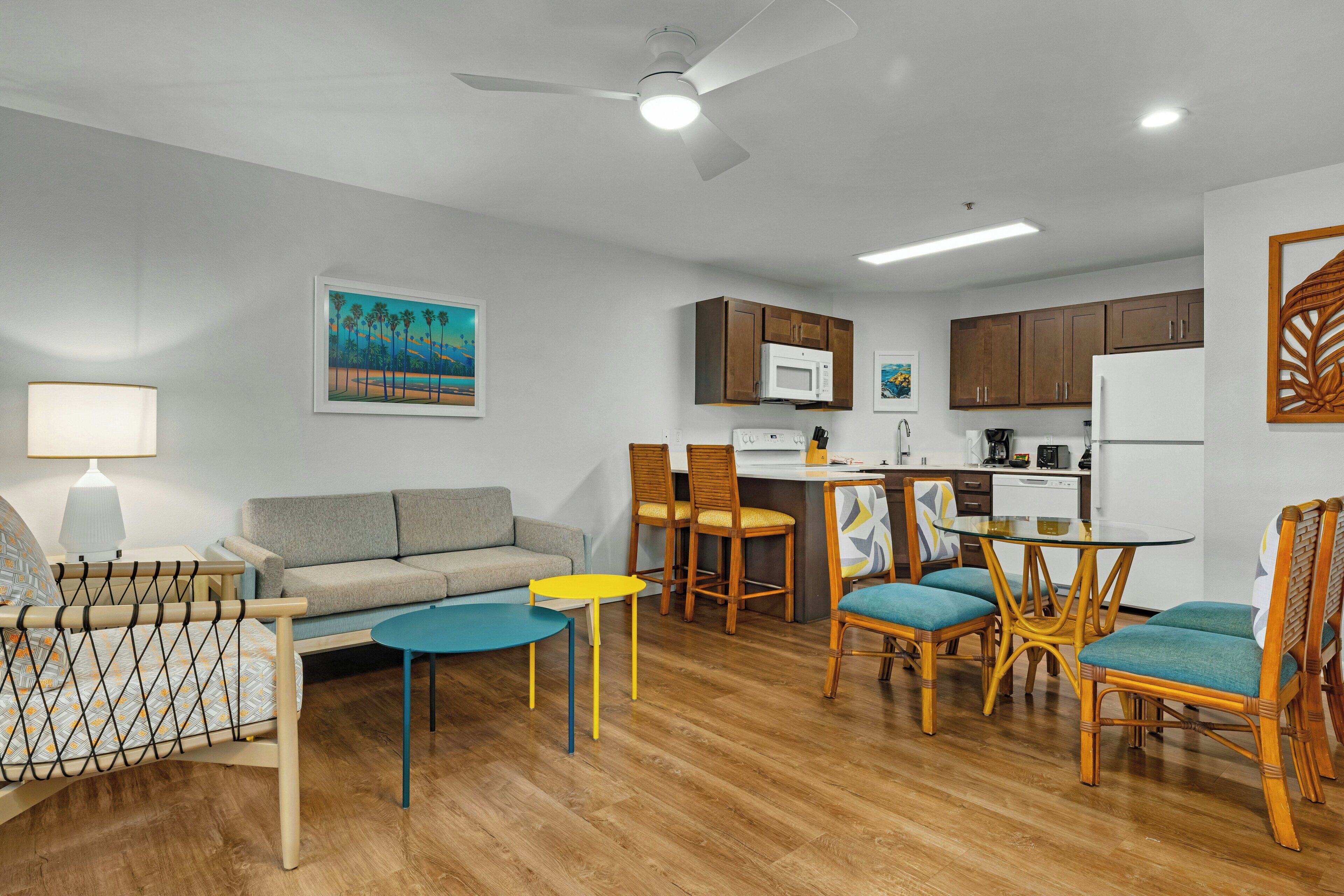 Suite, 1 habitación, no fumadores | Cocina compartida | Microondas, cafetera o tetera, tostadora y utensilios de cocina