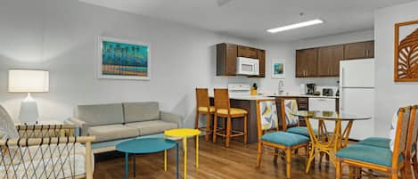 Suite, 1 habitación, para no fumadores | Cocina compartida | Microondas, cafetera y tetera, tostadora y utensilios de cocina