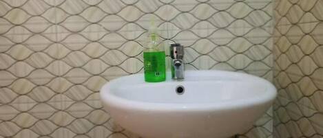 Suihku, hiustenkuivaaja, pyyhkeet, saippua