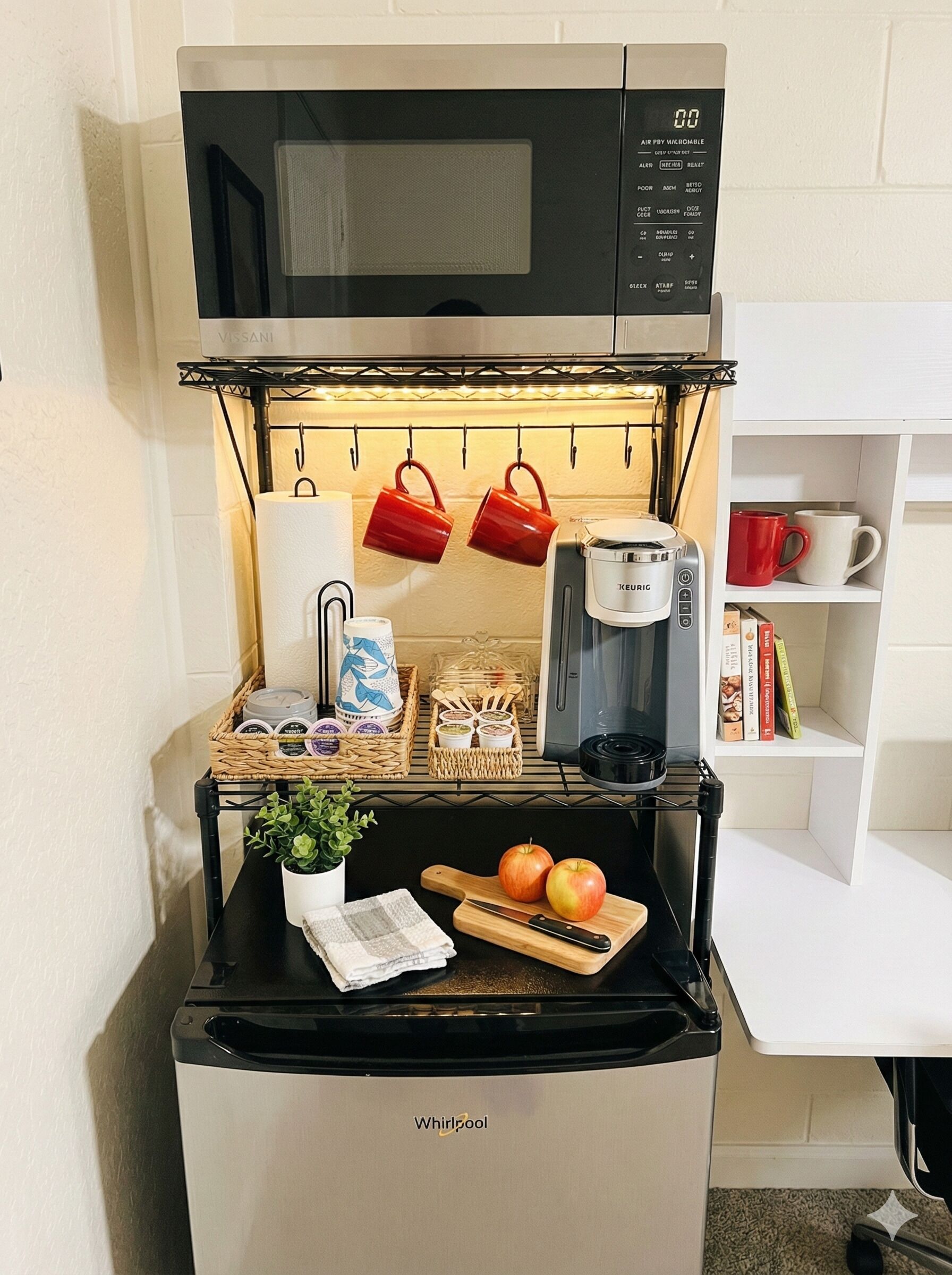 Refrigerador, microondas, cafetera y tetera y toallas de papel 