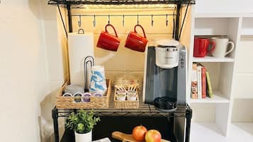 Réfrigérateur, micro-ondes, cafetiÚre/bouilloire, serviettes en papier