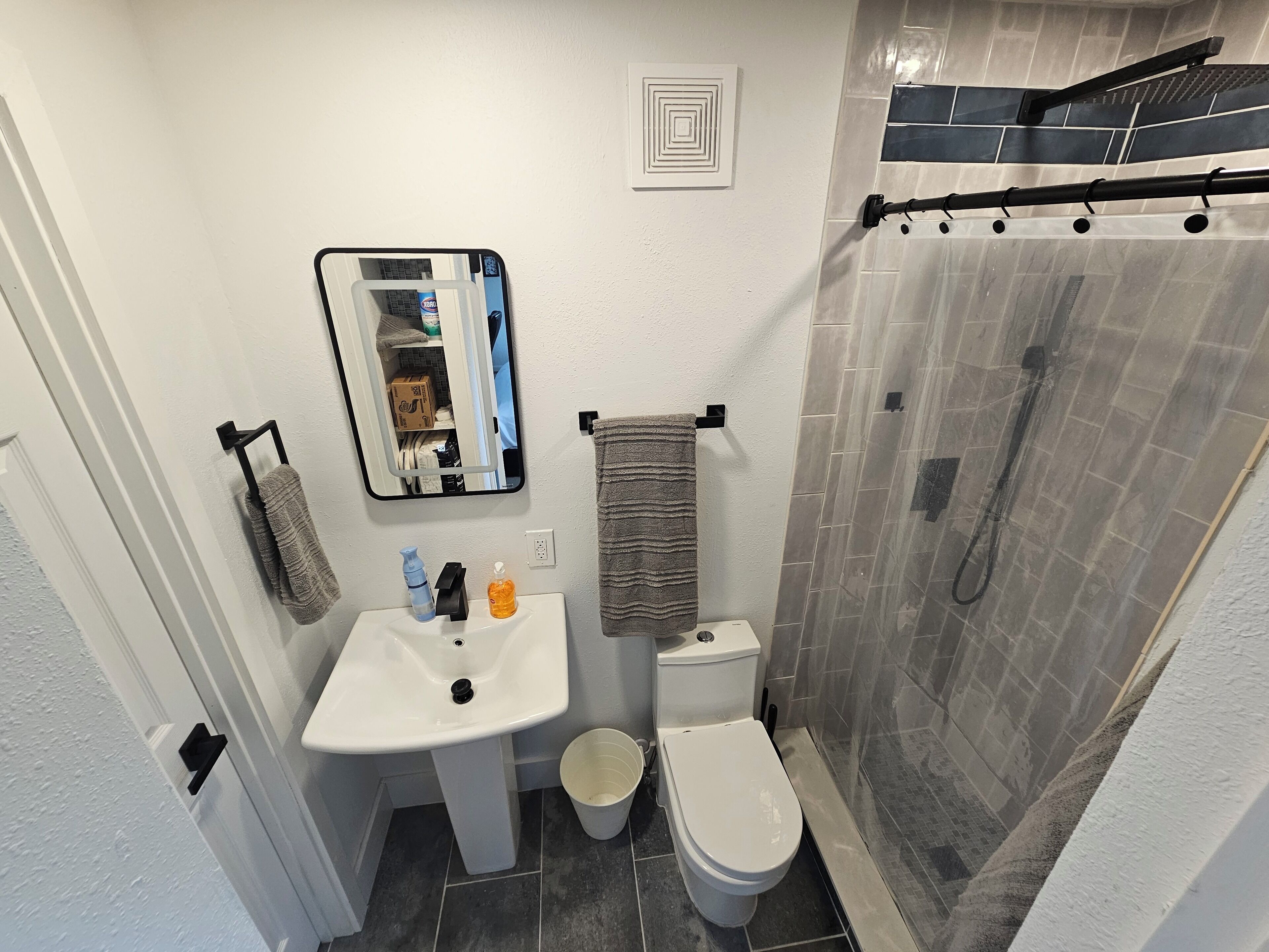 Douche, sèche-cheveux, serviettes fournies, savon