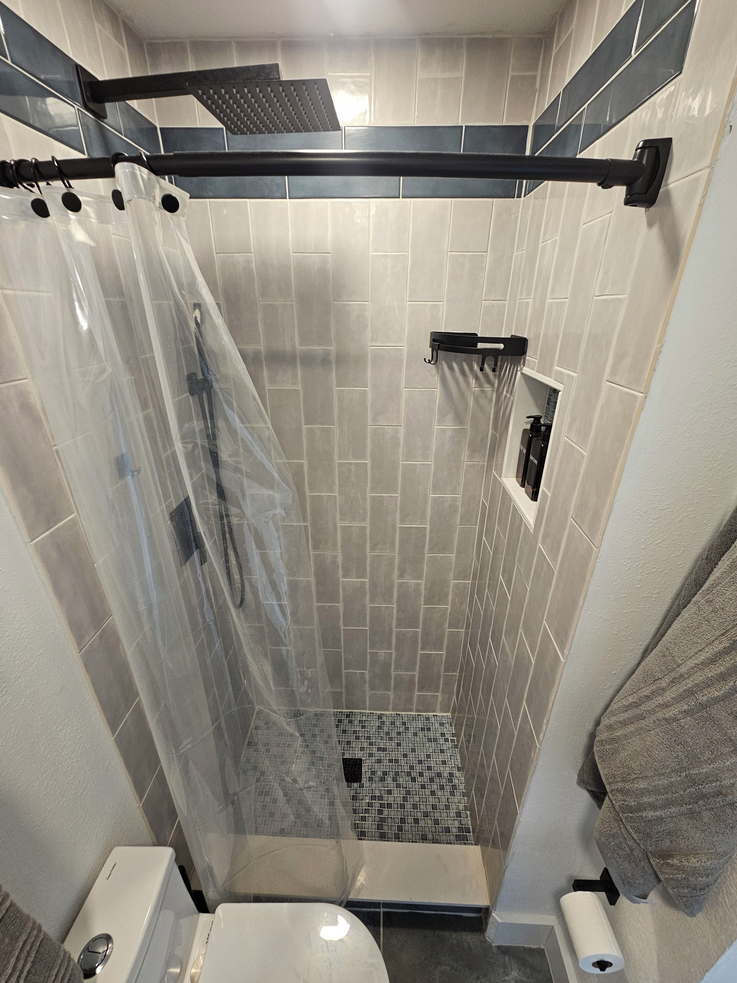 淋浴设施、吹风机、毛巾、肥皂