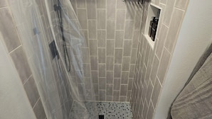 Ducha, secador de pelo, toallas y jabón
