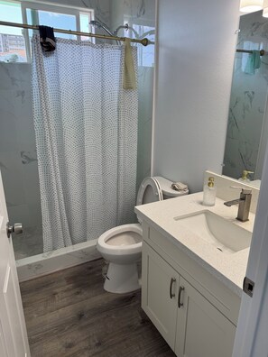 Shower, hair dryer, towels, soap - Kalihi Stream, Coffee Bar, Ro Water, Split Ac, WIFI, Black Out Curtain, 4Parking (Honolulu)