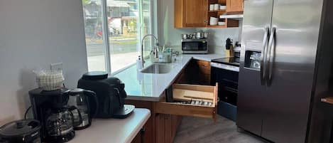 Réfrigérateur, four à micro-ondes, un four, surface de cuisson