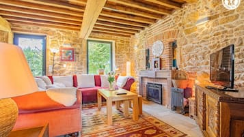 Televisión y chimenea