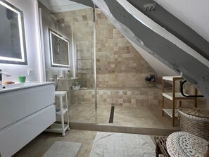 Shower, towels - Gîte des Châtelaines - ANZY LE DUC (ANZY LE DUC)