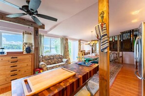 Smart-TV, Bücher, Stereoanlage, Arbeitsbereiche