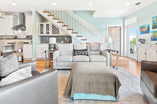 Coastal Charm Getaway - Private Pool, 2 Min Walk To Beach