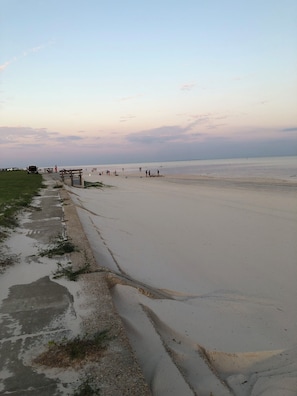 Beach nearby, sun loungers, beach towels