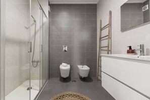 Haartrockner, Handtücher, Toilettenpapier