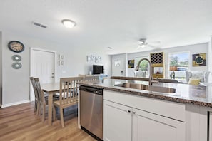 Maison, plusieurs lits, cuisine, vue jardin (Ocean Blue Haven) | Cuisine privée