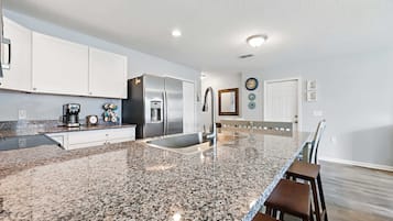 House, Multiple Beds, Kitchen, Garden View (Ocean Blue Haven) | Private kitchen | Fridge, microwave, oven, stovetop