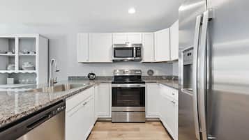 Huis, meerdere bedden, keuken, uitzicht op tuin (Ocean Blue Haven) | Privékeuken | Een koelkast, een magnetron, een oven, een kookplaat