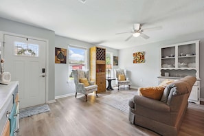 Maison, plusieurs lits, cuisine, vue jardin (Ocean Blue Haven) | Coin séjour