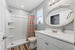 Rumah, Beberapa Tempat Tidur, dapur, pemandangan kebun (Ocean Blue Haven) | Kamar mandi | Pengering rambut dan handuk