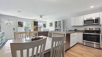 Huis, meerdere bedden, keuken, uitzicht op tuin (Ocean Blue Haven) | Privékeuken | Een koelkast, een magnetron, een oven, een kookplaat