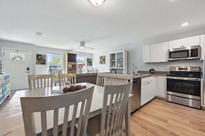 Hus - flera sängar - kök - utsikt mot trädgården (Ocean Blue Haven) | Eget kök | Kylskåp, mikrovågsugn, ugn och spishäll