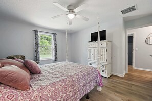 House, Multiple Beds, Kitchen, Garden View (Ocean Blue Haven) | 3 bedrooms, individually decorated, individually furnished, bed sheets - Ocean Blue Haven - Family Stay, Historic Downtown (St. Augustine)