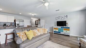 Huis, meerdere bedden, keuken, uitzicht op tuin (Ocean Blue Haven) | Woonruimte | Een 42-inch flatscreentelevisie met digitale zenders