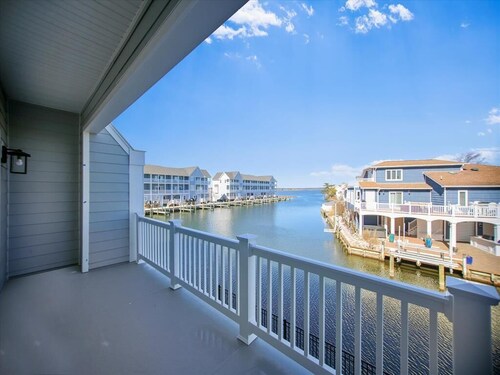Waterfront Condo w/ Pool Access & Beach Walk
