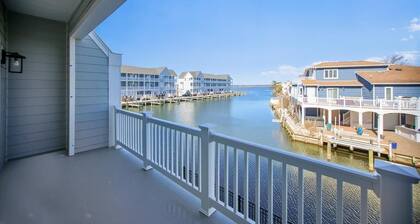 Waterfront Condo w/ Pool Access & Beach Walk