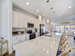 Køleskab, mikrobølgeovn, ovn, kogeplade