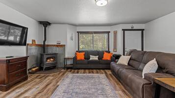 Smart-tv, eldstad och böcker