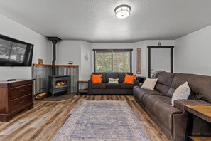 Smart TV, lareira, livros