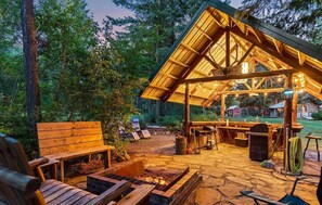 Property grounds - Silverwood basecamp with games and outdoor bar (Spirit Lake)