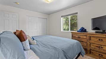 4 bedrooms, iron/ironing board, travel crib, free WiFi