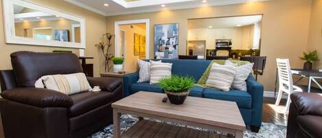 Smart TV, chimenea y tenis de mesa