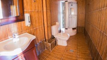 Een douche, een haardroger, handdoeken