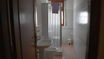 Dusche, Haartrockner, Bidet, Handtücher