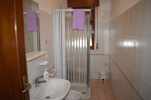 Ducha, secador de pelo, bidet, toallas