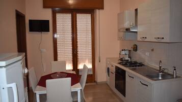 Fridge, oven, stovetop, coffee/tea maker