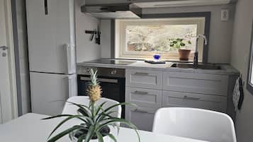 Fridge, oven, coffee/tea maker, electric kettle