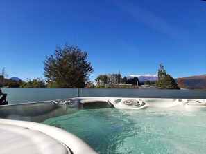 Bañera de hidromasaje al aire libre