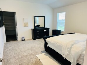 5 bedrooms, iron/ironing board, WiFi, bed sheets