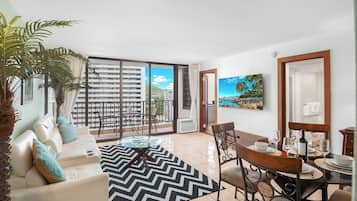 Phòng Suite, 1 giường cỡ king và sofa giường, quang cảnh núi (0171) | Khu phòng khách