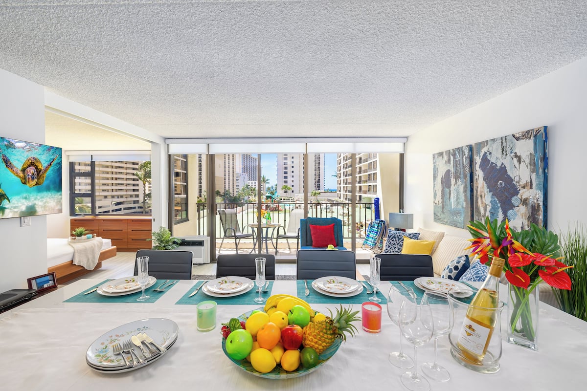 Comfort Condo, 1 King Bed with Sofa bed, Balcony (0112) | In-room dining