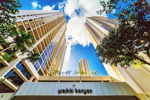 Un bâtiment moderne avec une enseigne indiquant « Wakiki Banyan ».