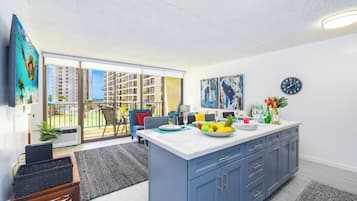 Condo conforto, 1 cama King e sofá-cama, sacada (0112) | Opções para refeição no quarto