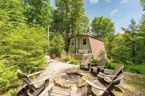 Outdoor spa tub - 3-bed, charming modernized cottage tucked into wooded hillside in Deep Creek, MD (Oakland)
