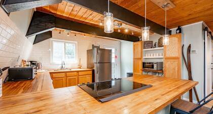 3-bed, charming modernized cottage tucked into wooded hillside in Deep Creek, MD